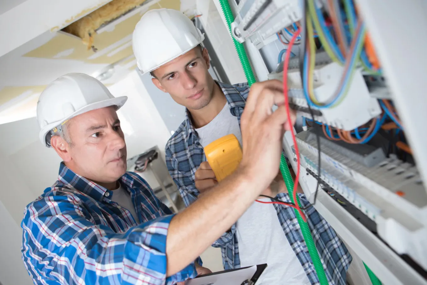Électricien mesurant un circuit en défaut sur un tableau à Champigny-sur-Marne