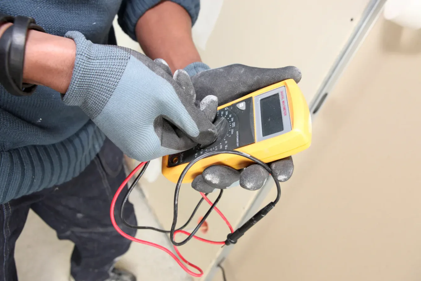 Électricien réalimentant les circuits un à un après une panne à Villiers-sur-Marne